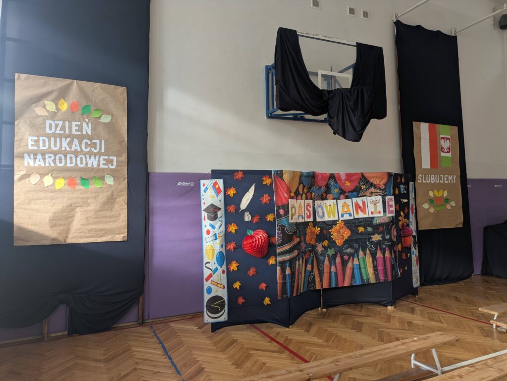 sceneria do pasowania uczniów, jesienne przystrojenie napis pasowanie 