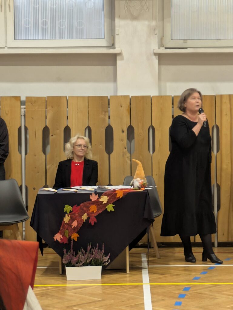 Pani Dyrektor przemawia do uczniów