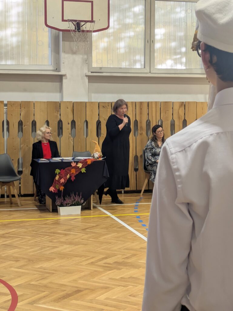 pani Dyrektor przemawia do uczniów