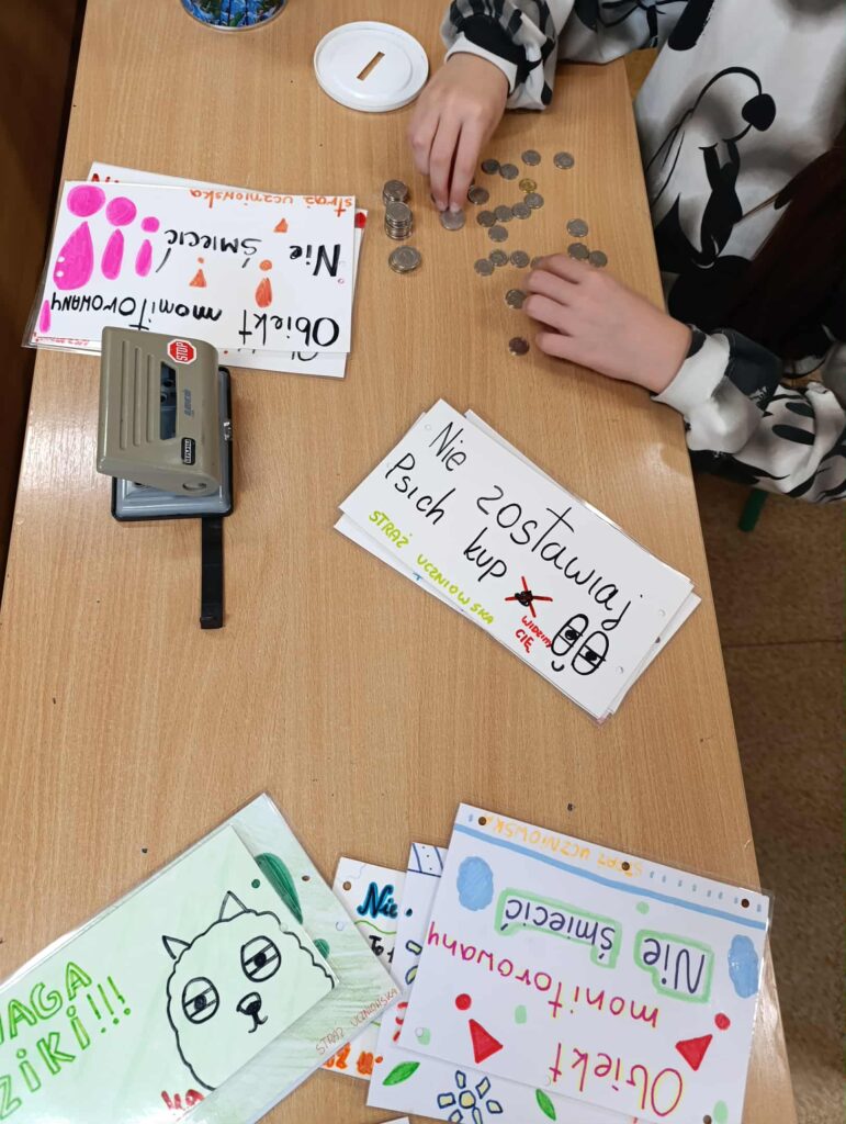 dzieci wykonują plakaty 