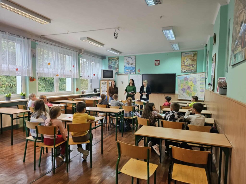 dzieci z nauczycielkami w klasie 