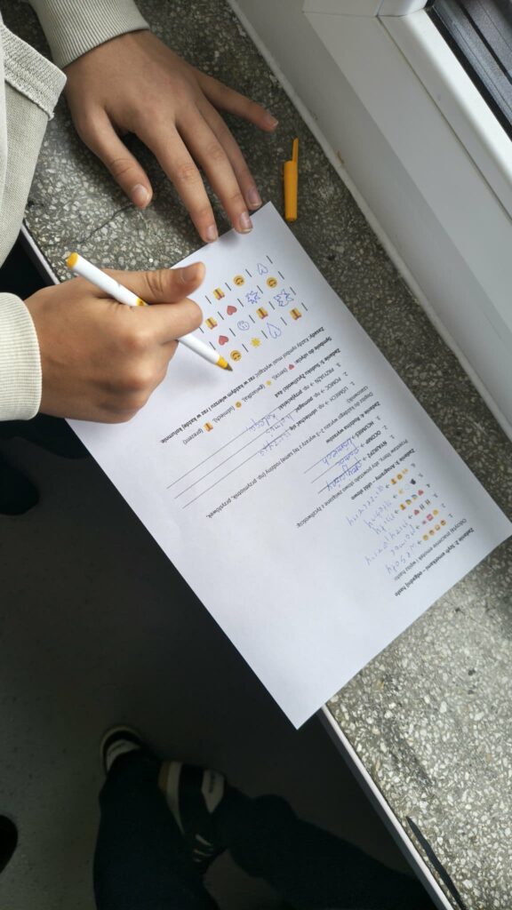 widzimy kartę pracy i ręce dzieci które ją wykonują