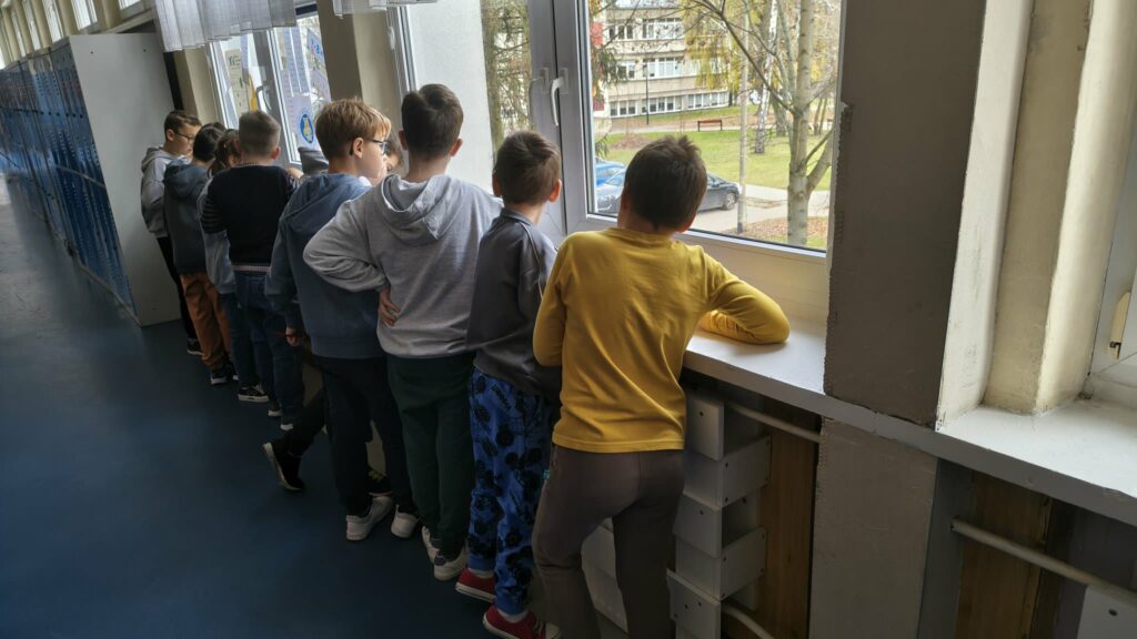 widzimy karty pracy i  dzieci które je wykonują na parapecie