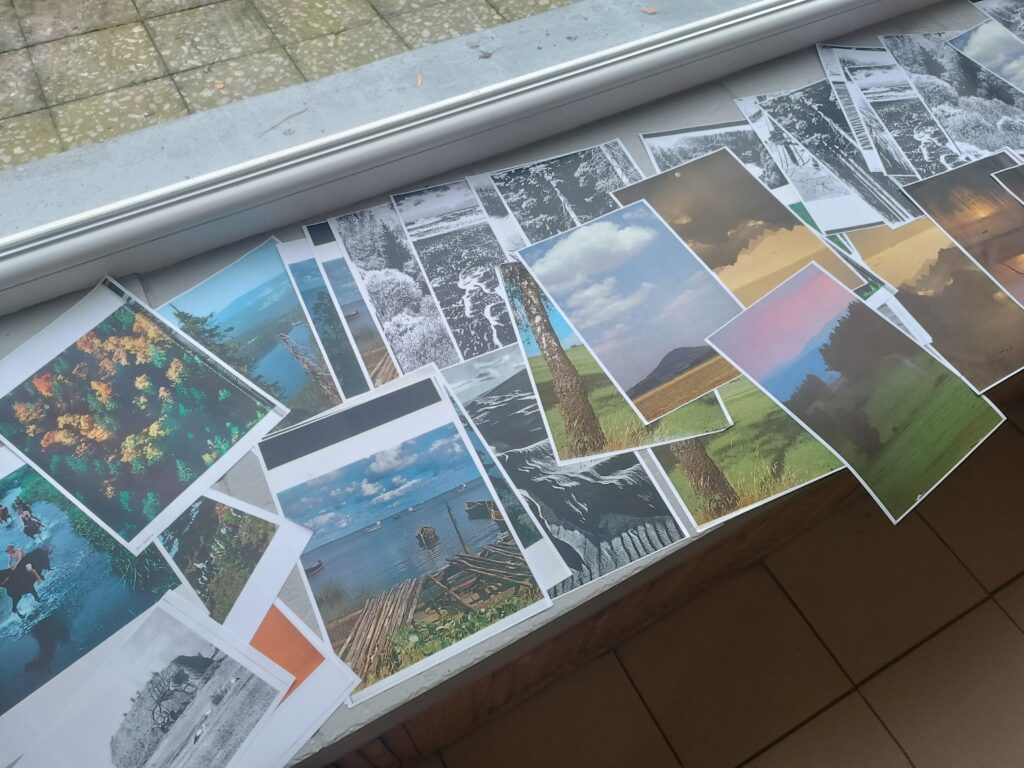 Kartki z różnymi tłami do pracy leżące na parapecie okna