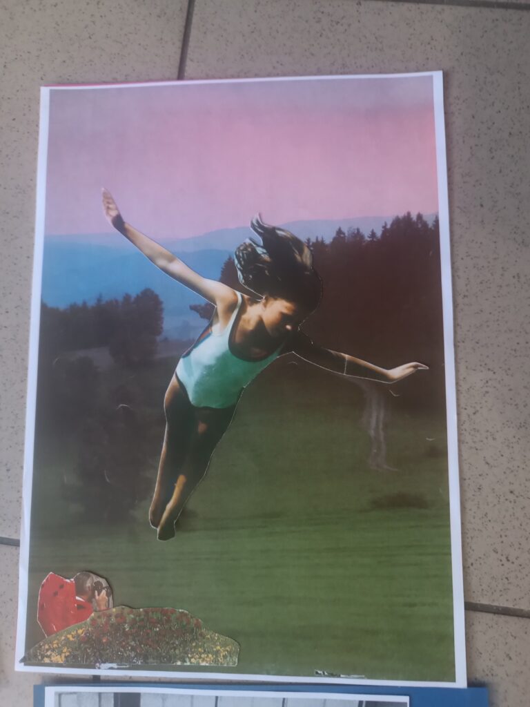 Kolaż przedstawiający dziewczynkę w stroju kąpielowym na tle zielonej łąki i różowego nieba