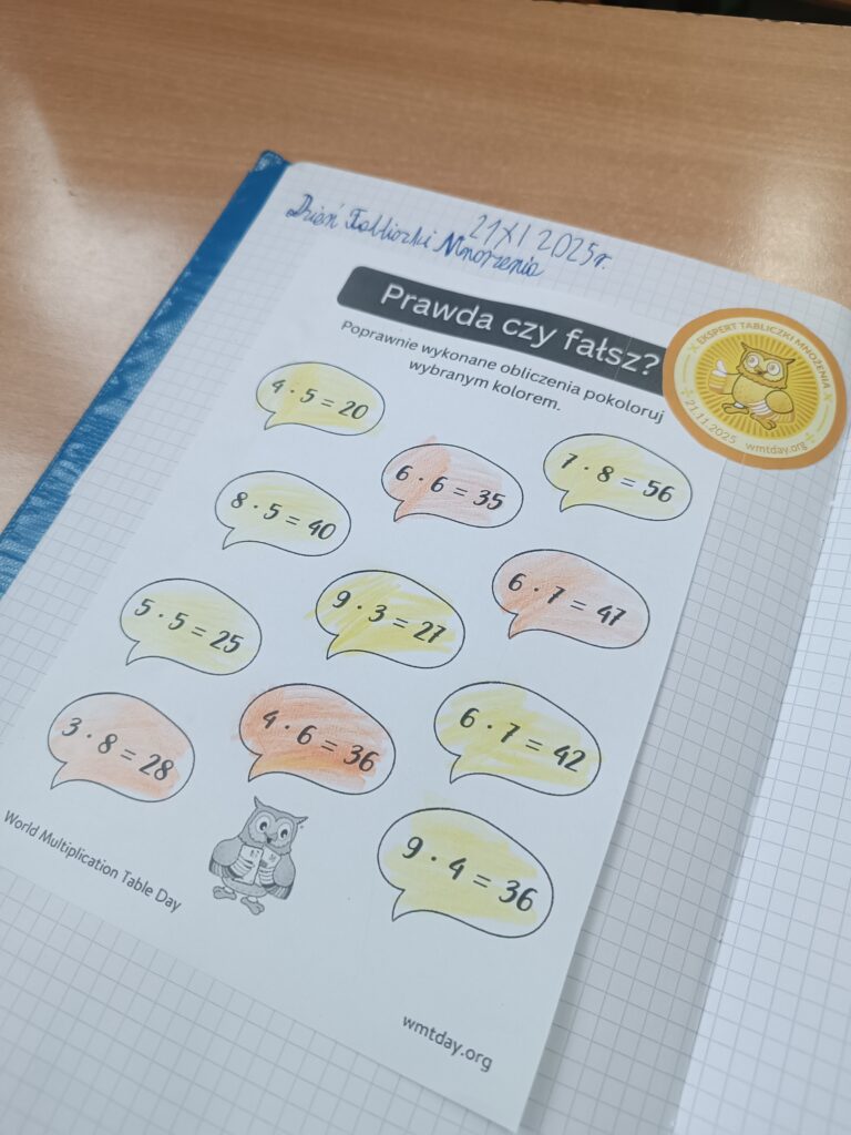 karta pracy z tabliczką mnożenia, w chmurkach kolorują odpowiedzi 