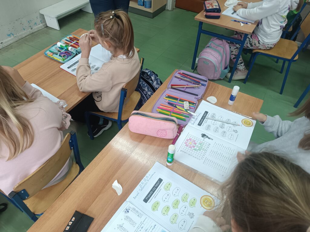 uczniowie wykonują zadania z tabliczki mnożenia