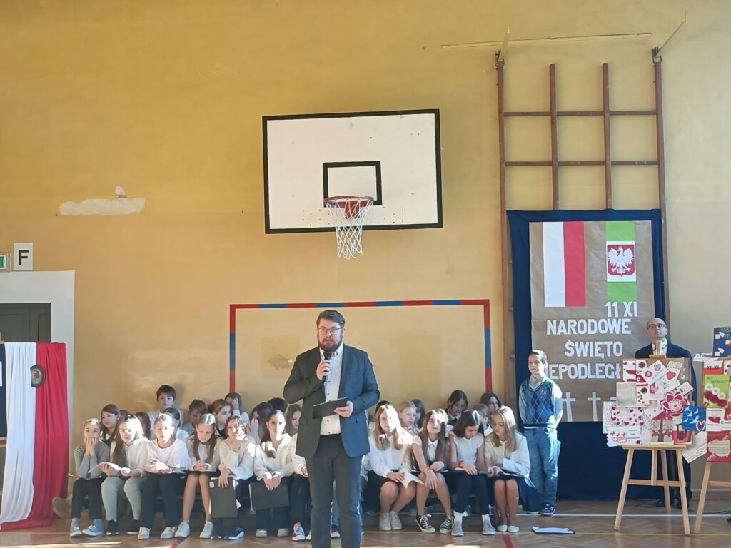 nauczyciel przemawia