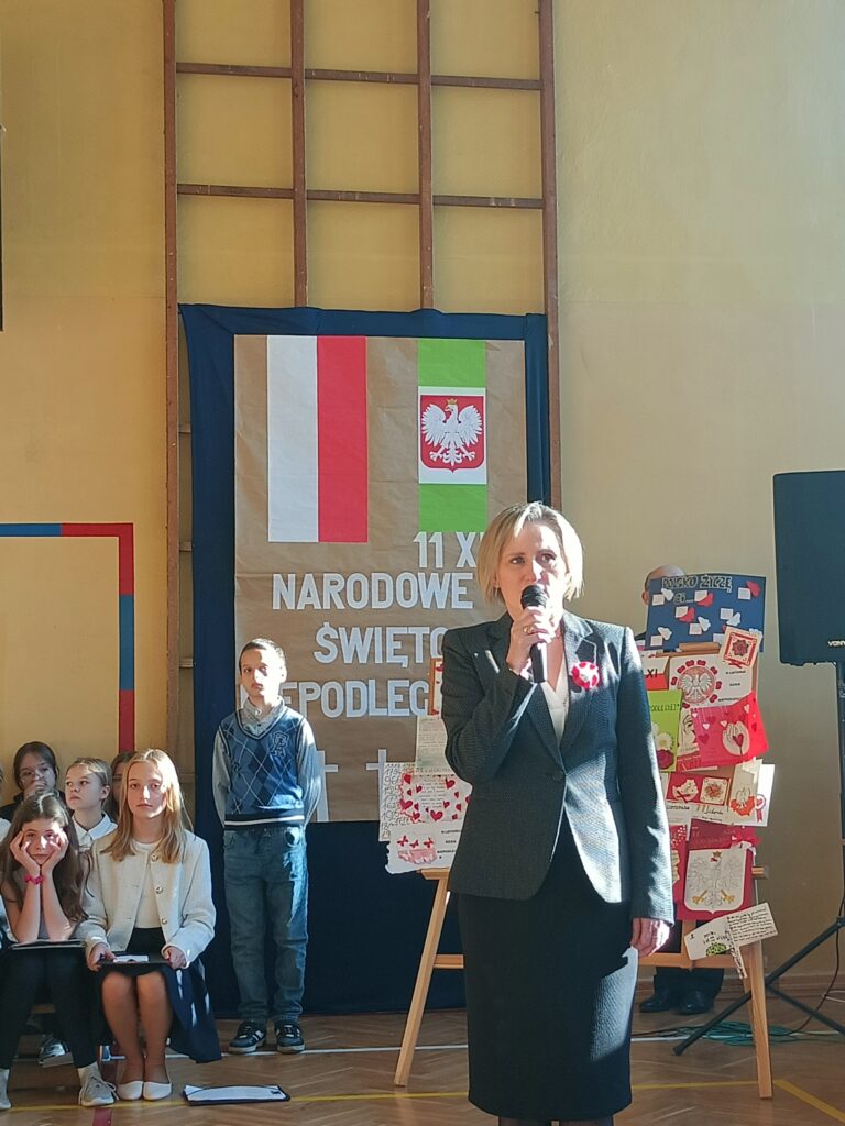 panie Rekawiecka podczas przemawiania