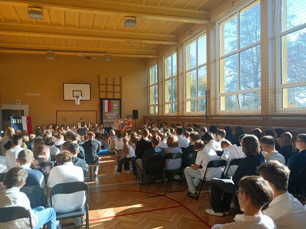 zdjęcie uczniów siedzących na sali, zdjęcia zza pleców 