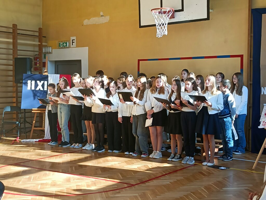 chór podczas śpiewu