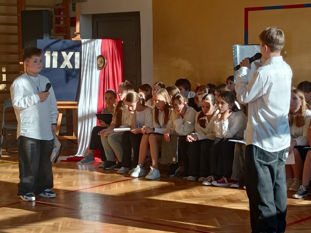 uczniowie z mikrofonami podczas apelu