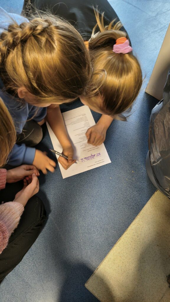 widzimy karty pracy i  dzieci które je wykonują