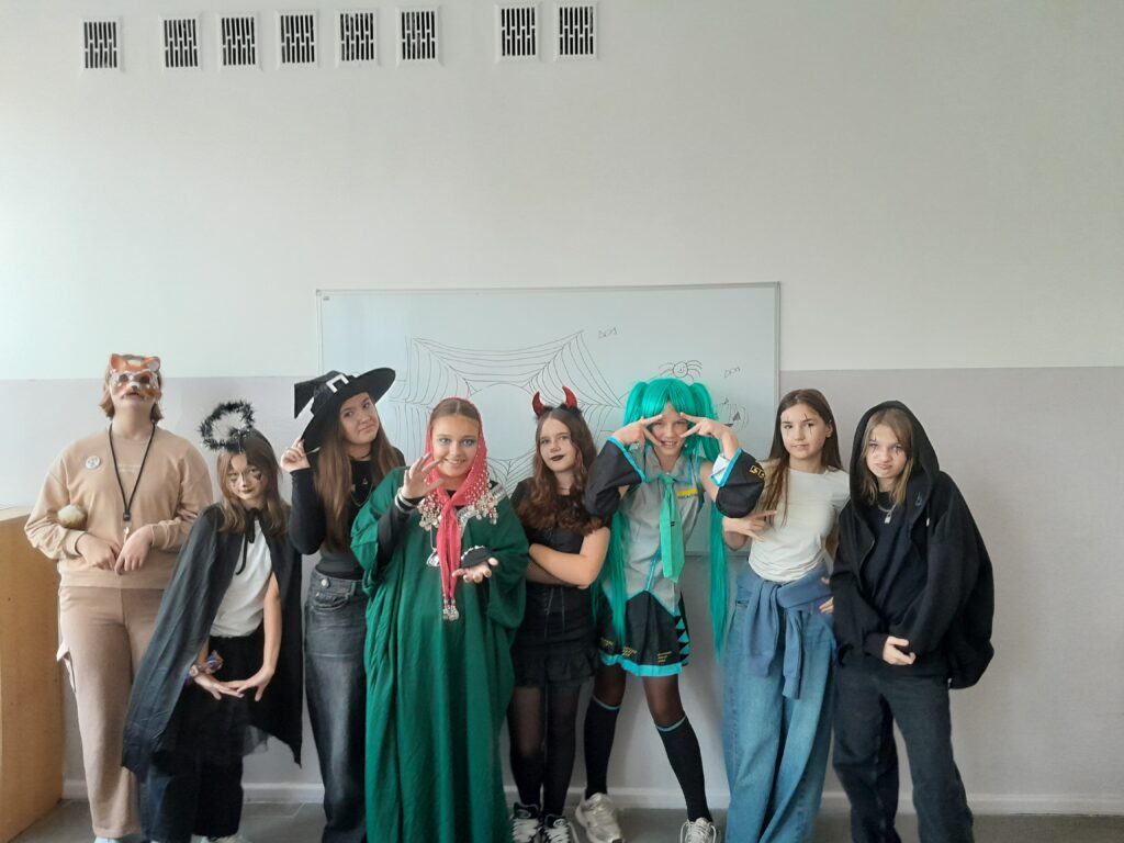 8 uczennic przebranych w strojae z postaci z bajek