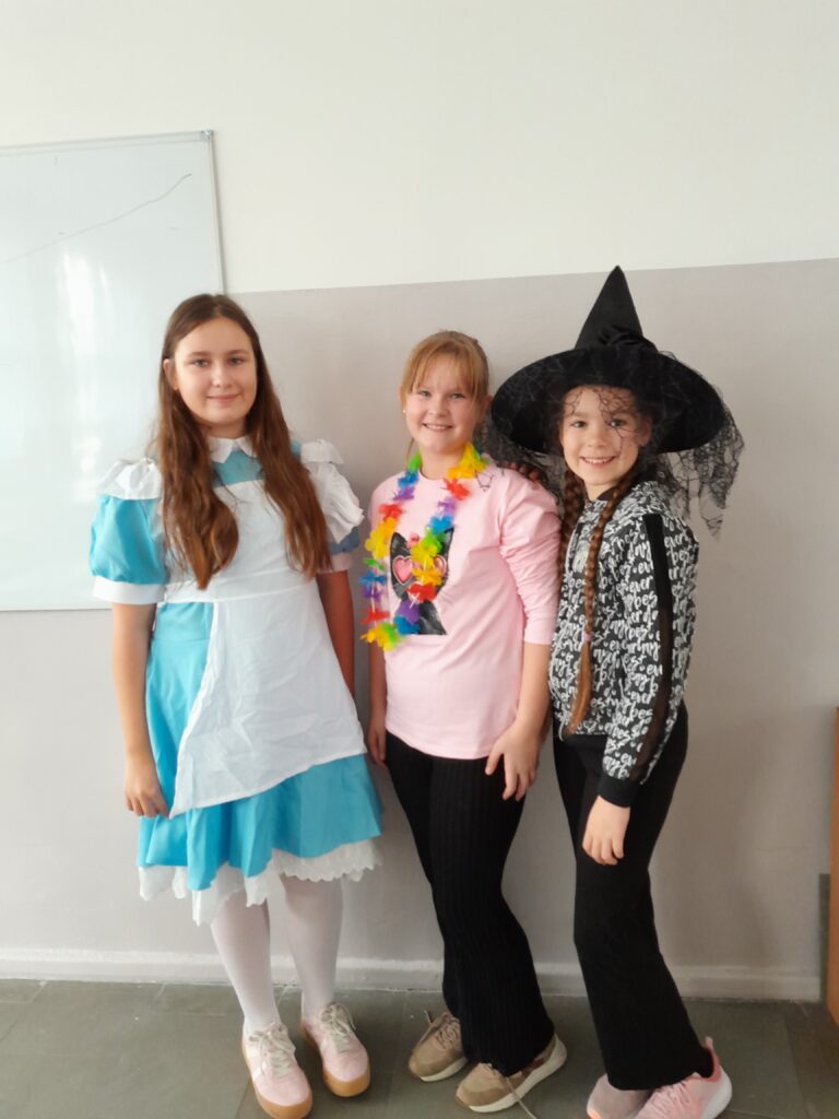 trzy uczennice w przebraniach