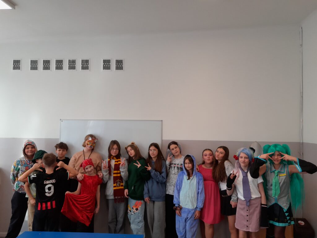 grupa około 15 osób w przebraniach