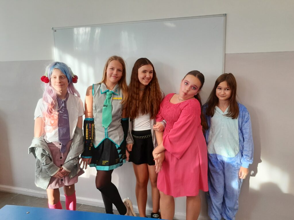 pięć dziewczynek na zdjęciu