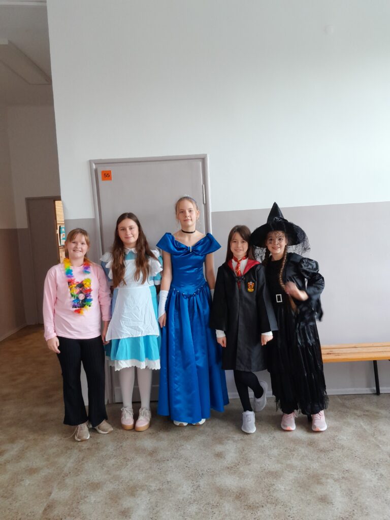 5 uczennic w przebraniach 