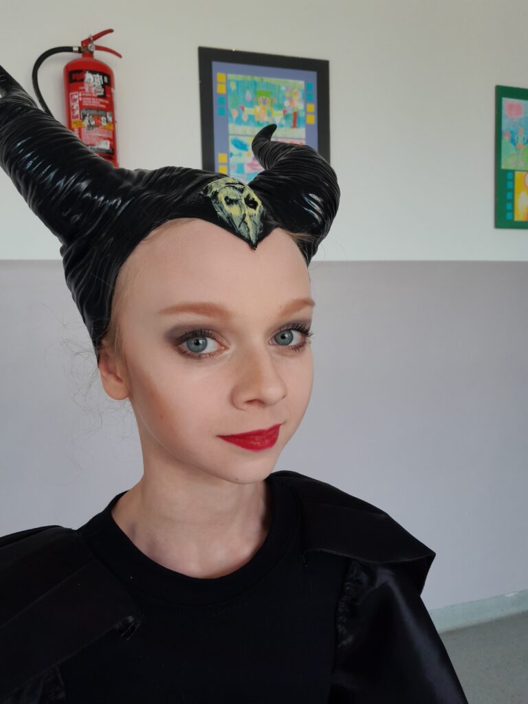 uczennica w przebraniu za postać z bajki czarownica