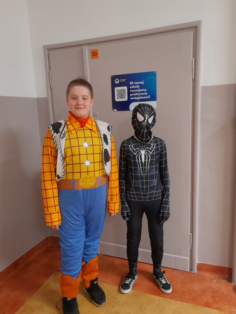 dwóch uczniów w przebraniach, spiderman i kowboj 