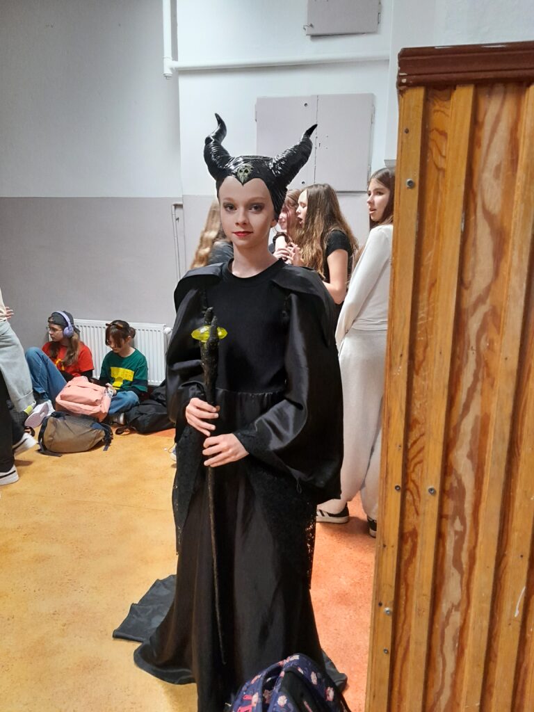 uczennica w przebraniu za postać z bajki czarownica