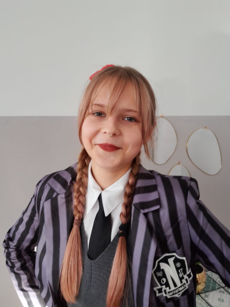 uczennica w przebraniu postać z filmu