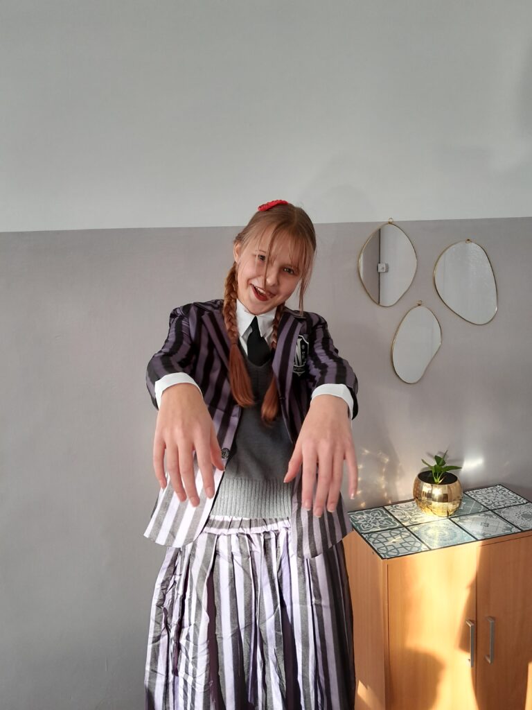 uczennica w przebraniu postać z filmu