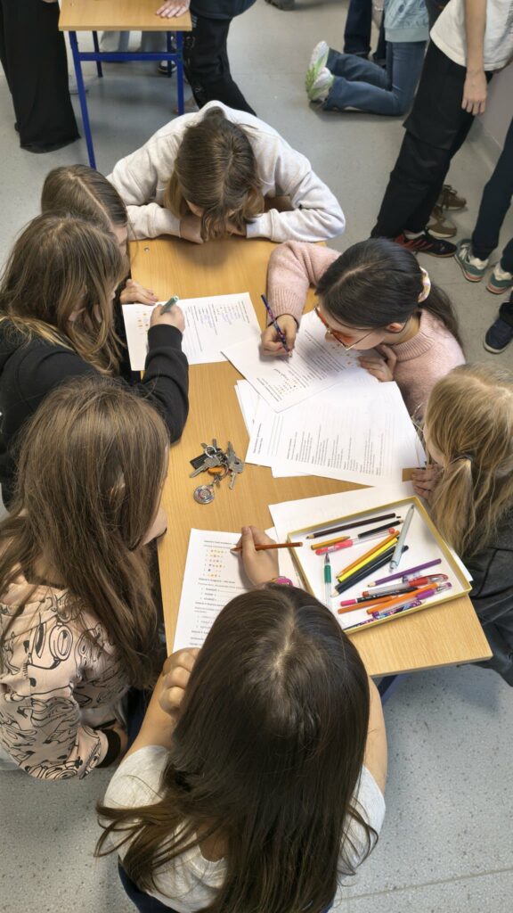 widzimy karty pracy i  dzieci które je wykonują