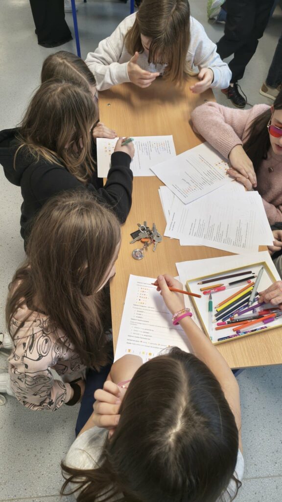 widzimy karty pracy i  dzieci które je wykonują