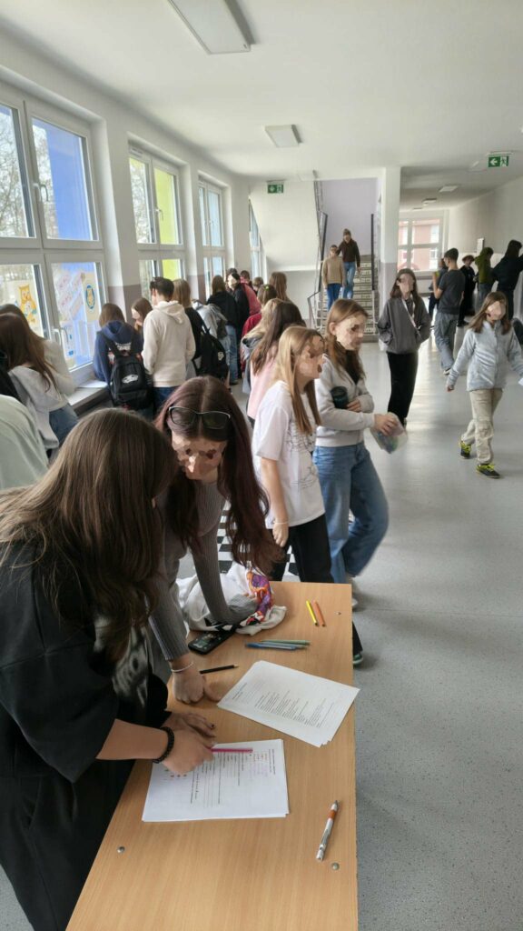 widzimy karty pracy i  dzieci które je wykonują