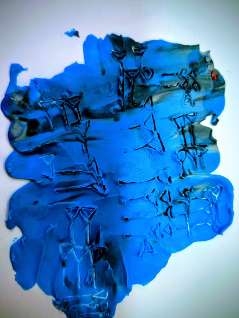 zdjęcie przedstawia wycięcia w plastelinie jakieś znaki