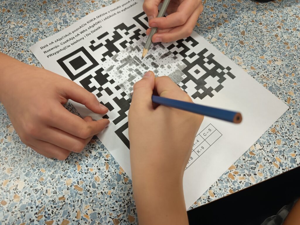 ręce dzieci i kartka z zadaniem