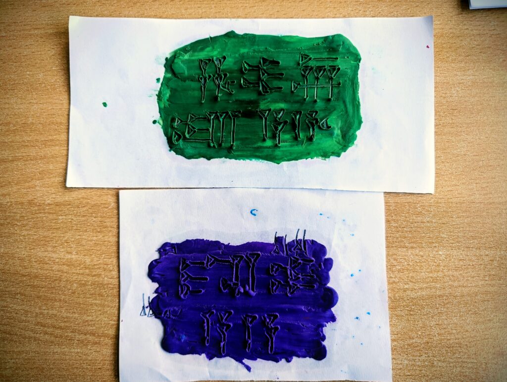 zdjęcie przedstawia wycięcia w plastelinie jakieś znaki