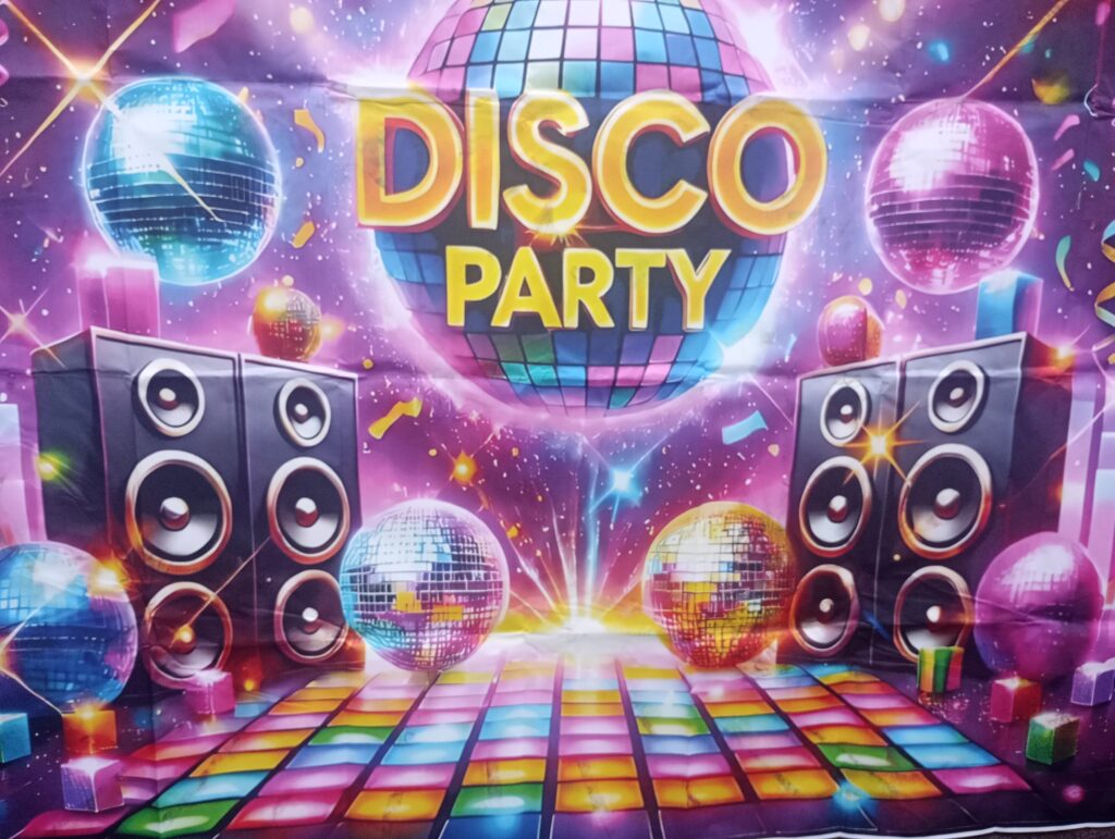 Ścianka w stylu disco z głośnikami, disco kulami i napisem Disco Party 
