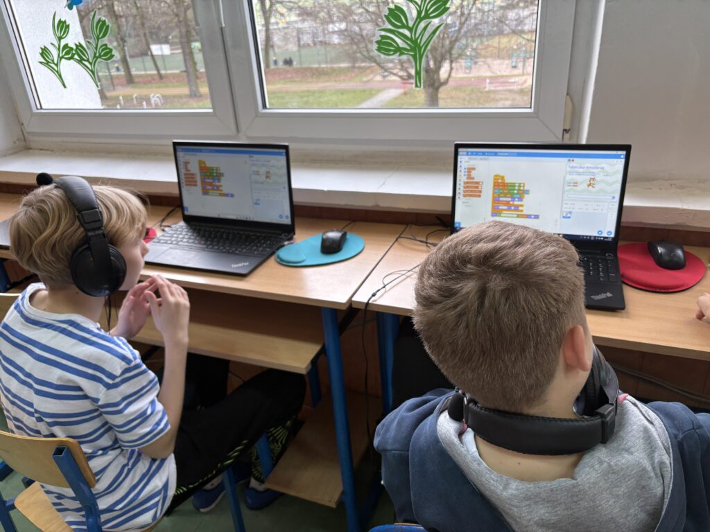 uczniowie tworzy grę tabliczka mnożenia w programie scratch