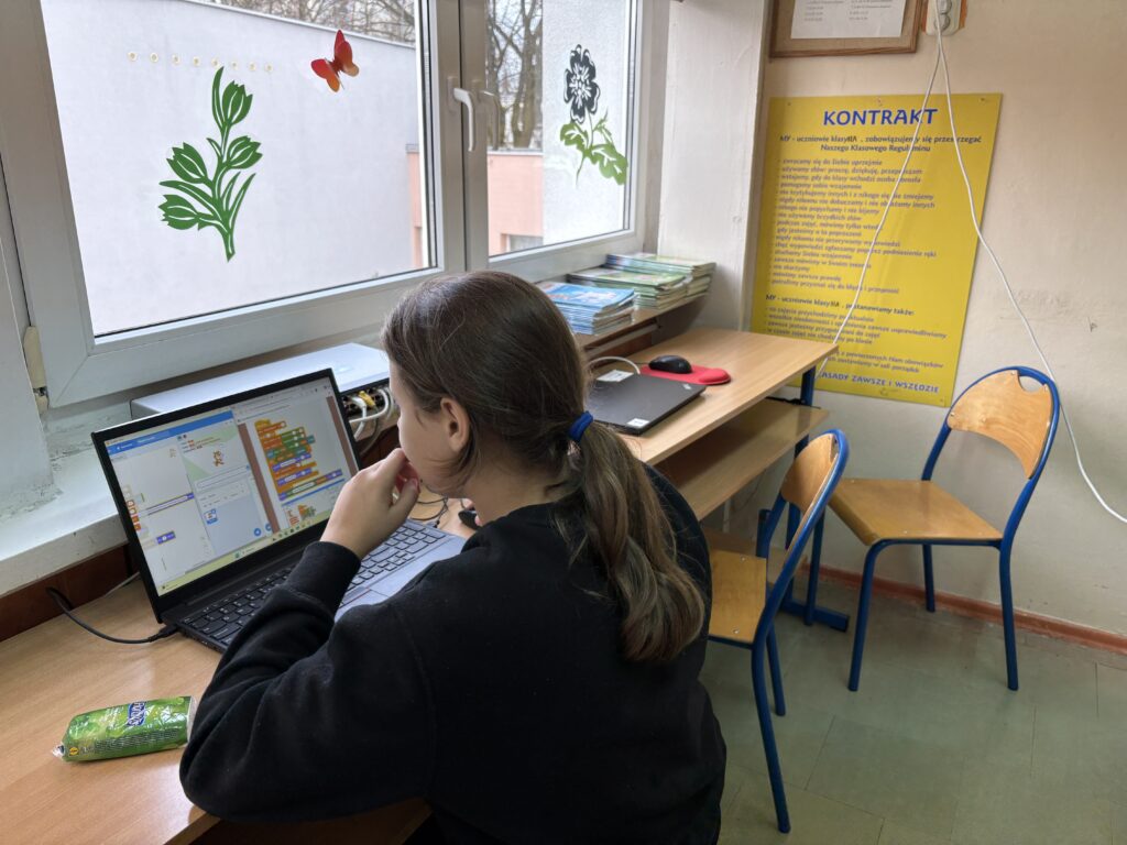 uczennica tworzy grę tabliczka mnożenia w programie scratch