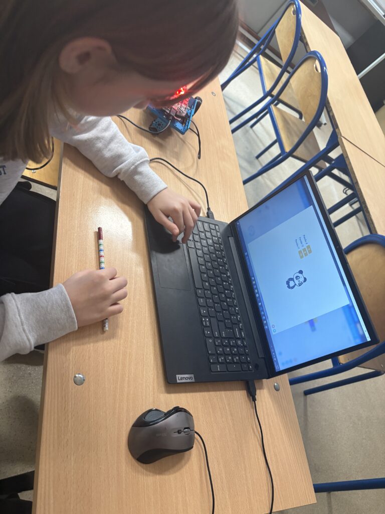 uczennica odpowiada na pytania z tabliczki w grze na mblockach