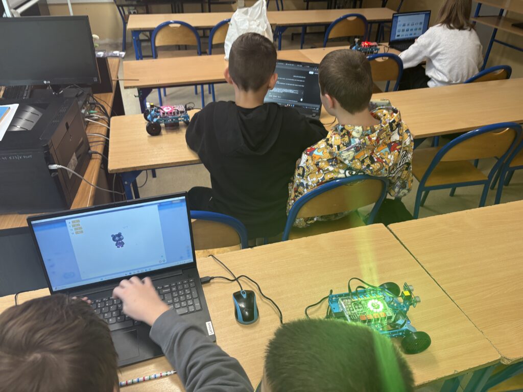 uczniowie tworzą program z tabliczką mnożenia na roboty