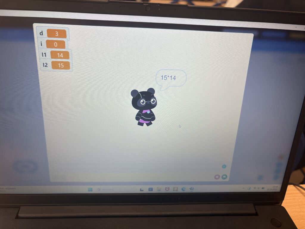 duszek w scratchu zadaje pytanie z mnożenia 