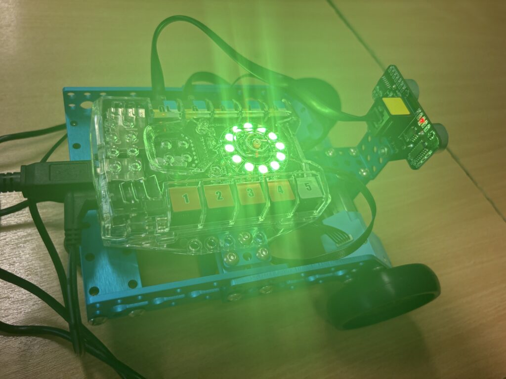 robot świeci się na zielono bo uczeń odpowiedział dobrze