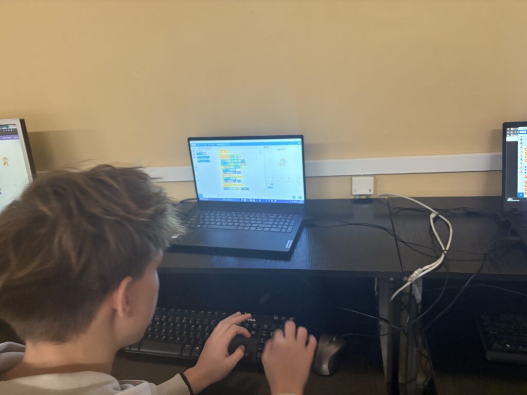 uczeń tworzy grę tabliczka mnożenia w programie scratch