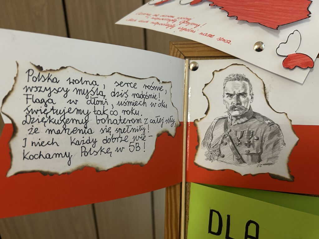 w środku kartki po prawej portret Piłsudskiego, po lewej wierszyk: Polska wolna serce rośnie wszyscy myślą dziś radośnie!