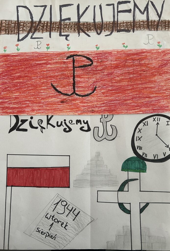  dwa plakaty ułożone jeden nad drugim. Na jednym na górze- w kolorach biało czerwonym napis na części białej dziękujemy, na czerwonej znak Polski Walczącej . Na drugim, na dole napis dziękujemy, umieszczone rysunki - znaku Polski Walczącej, zegar, flaga biało czerwona, kawałek muru i krzyż oraz kartka z kalendarza z datą 1944, wtorek, 1 sierpień