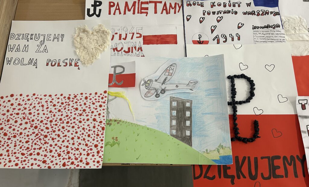 zdjęcia plakatów z napisami: pamiętamy, dziękujemy za wolną Polskę. Znajdują się na plakatach rysunki polskiej flagi, znak Polski Walczącej, samolot, serce z białej bibuły