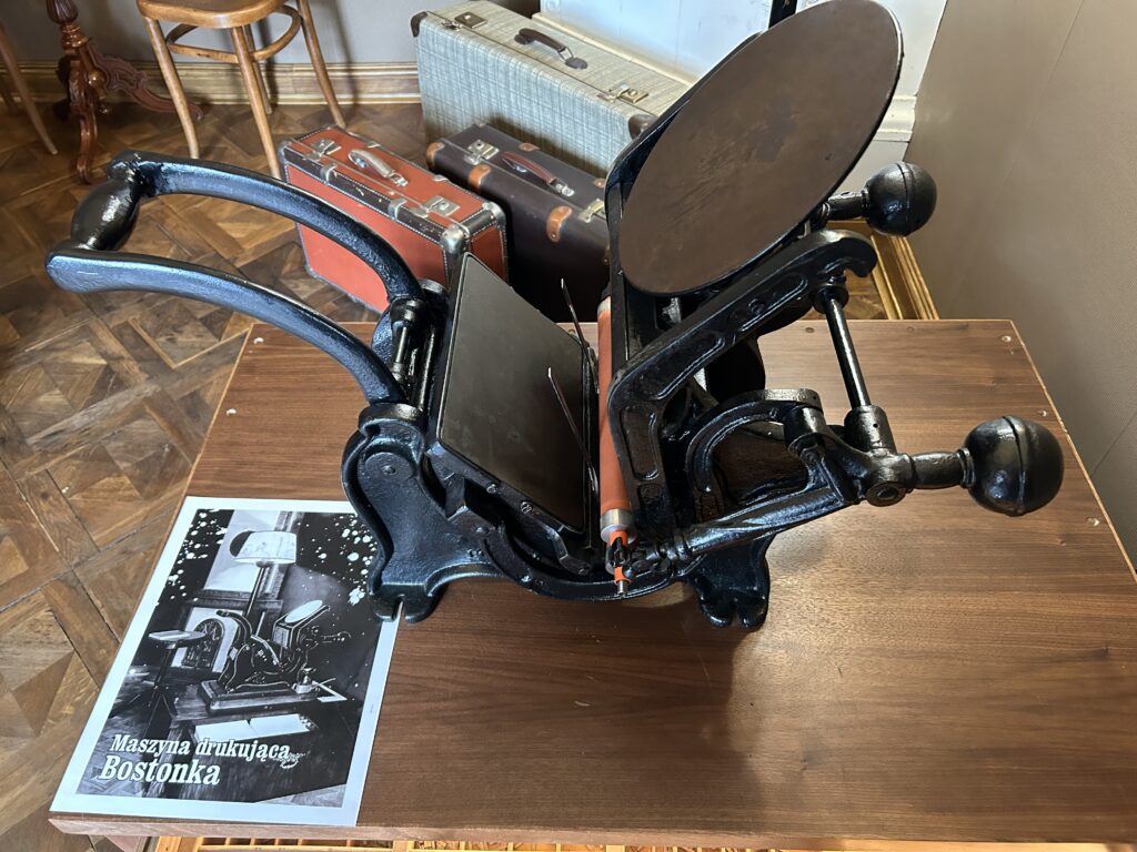 na zdjęciu replika maszyny drukarskiej Bostonka