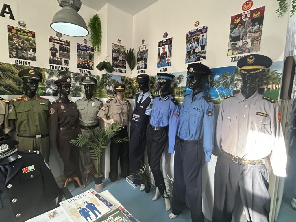 w sali stoją manekiny ubrane w mundury policyjne z różnych państw:  Chin, Tajlandii, Turcji, Indonezji, Japonii, Nepalu, Tajwanu (nazwy państw na ścianie nad manekinami, tam też przyklejone zdjęcia policjantów z tych państw