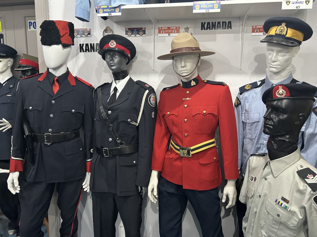 manekiny ubrane w mundury policjantów z Kanady