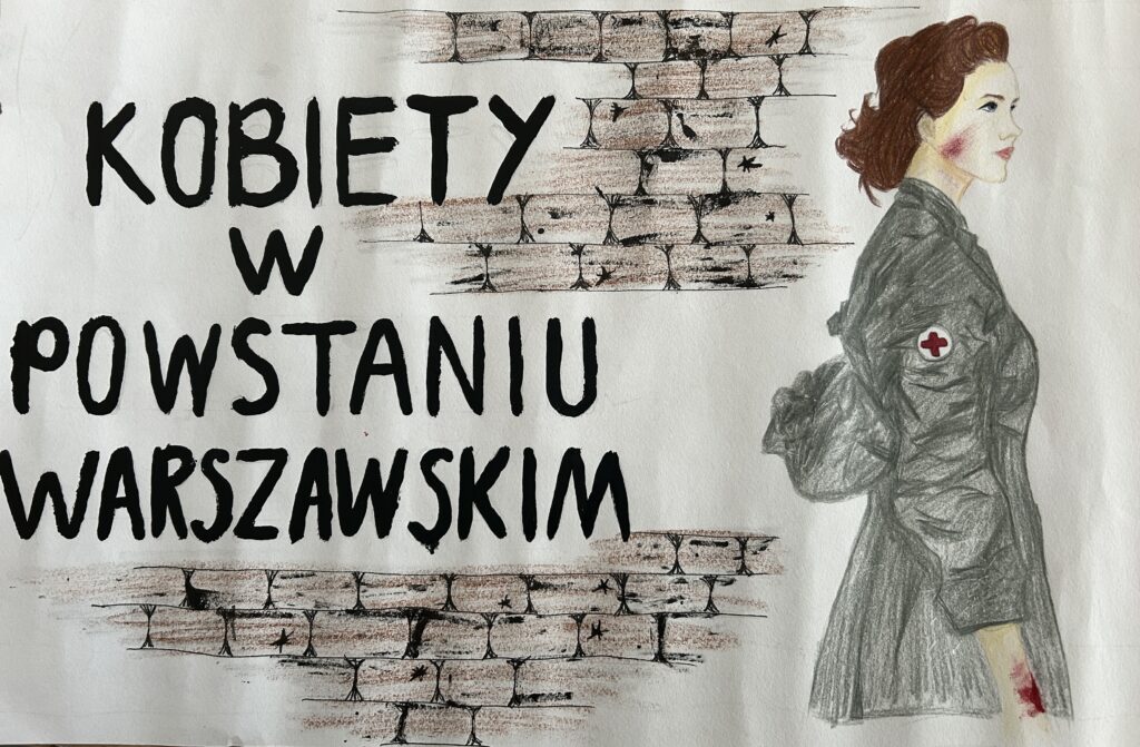  plakat z czarnym napisem Kobiety w Powstaniu Warszawskim, na plakacie fragment muru i dziewczyna w szarym mundurze, stoi bokiem, na rękawie widnieje czerwony krzyż. Ma podciągnięty rękaw, na ręce czerwona krew