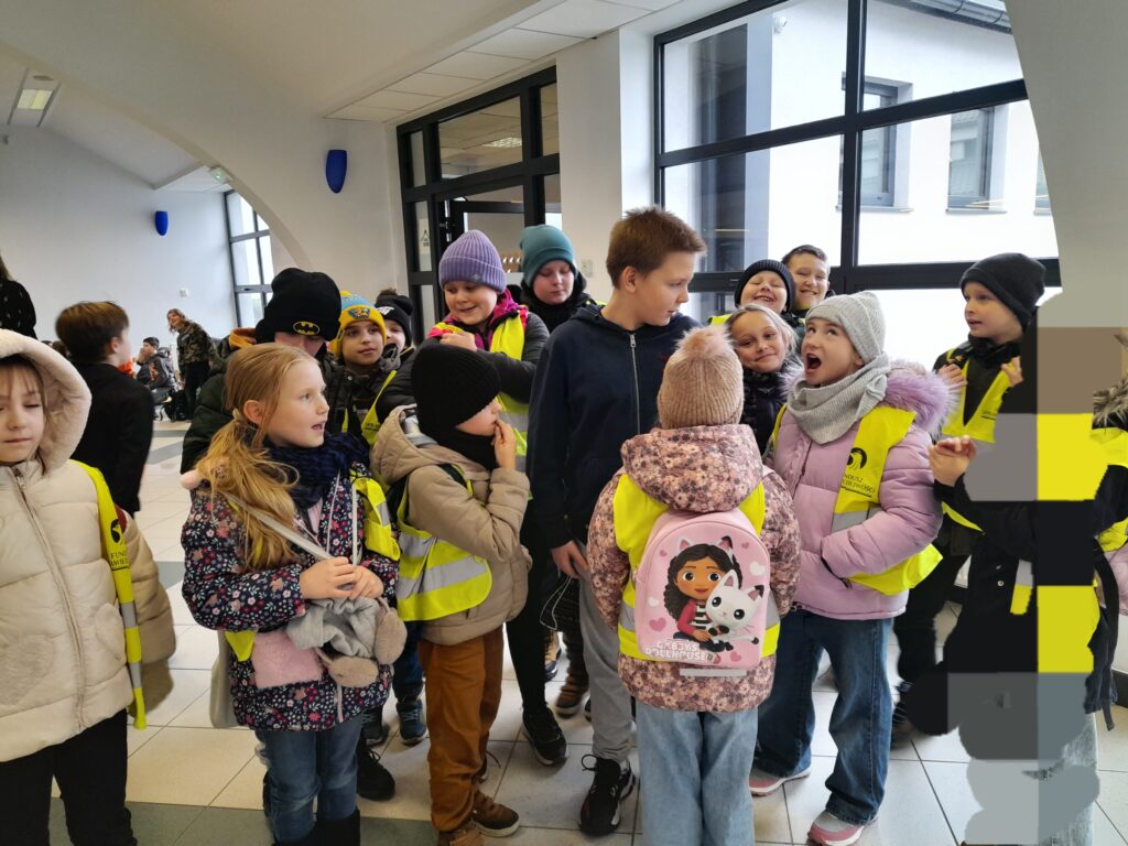 dzieci spotkały się ze swoim starszym kolegą na korytarzu. 