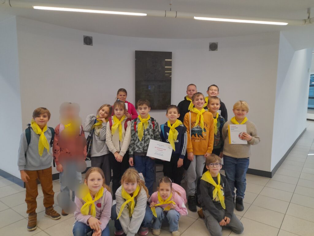 zdjęcie grupowe uczniów przed wejściem na wykład